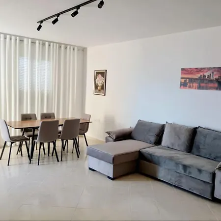 Old 2 Apartment *